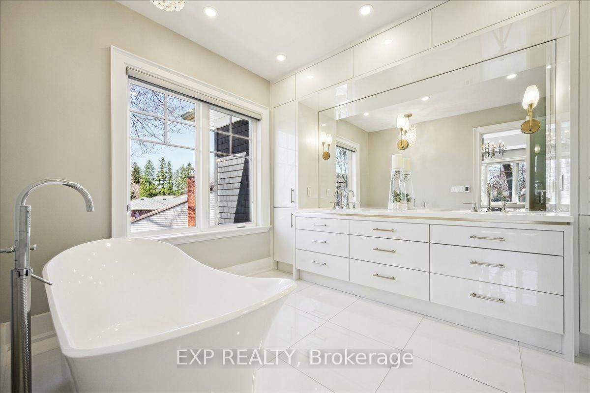 Detached House for sale at 528 Wellington Crescent, Oakville, Ontario, L6L 4X5 - West - MLS: W12796538