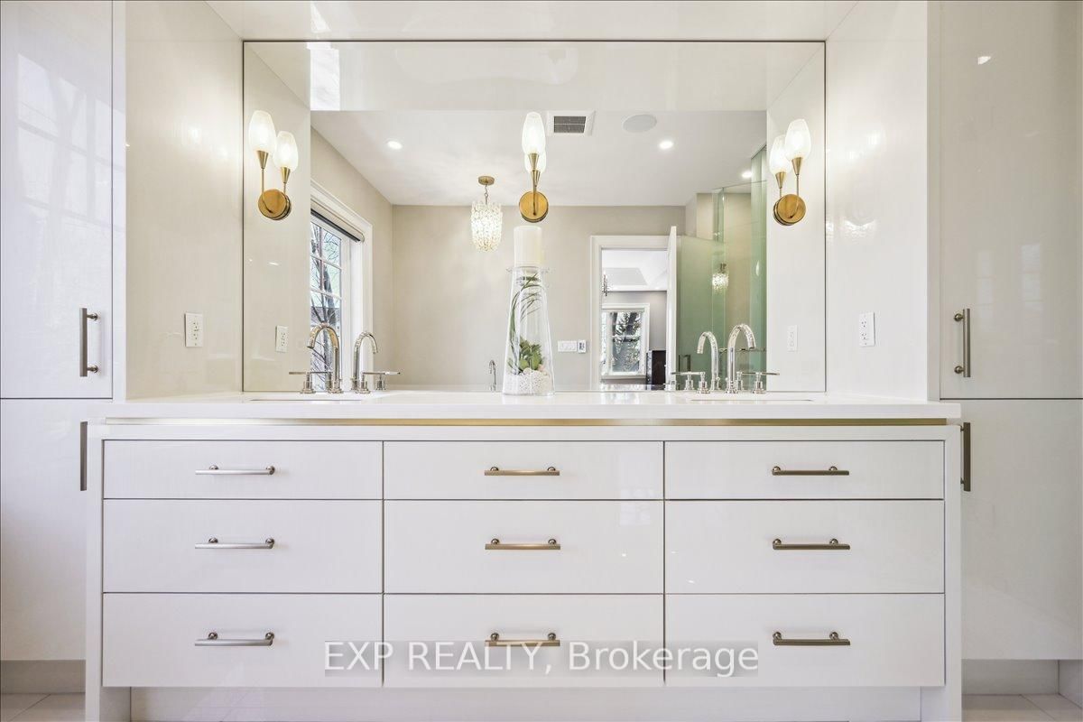 Detached House for sale at 528 Wellington Crescent, Oakville, Ontario, L6L 4X5 - West - MLS: W12796538