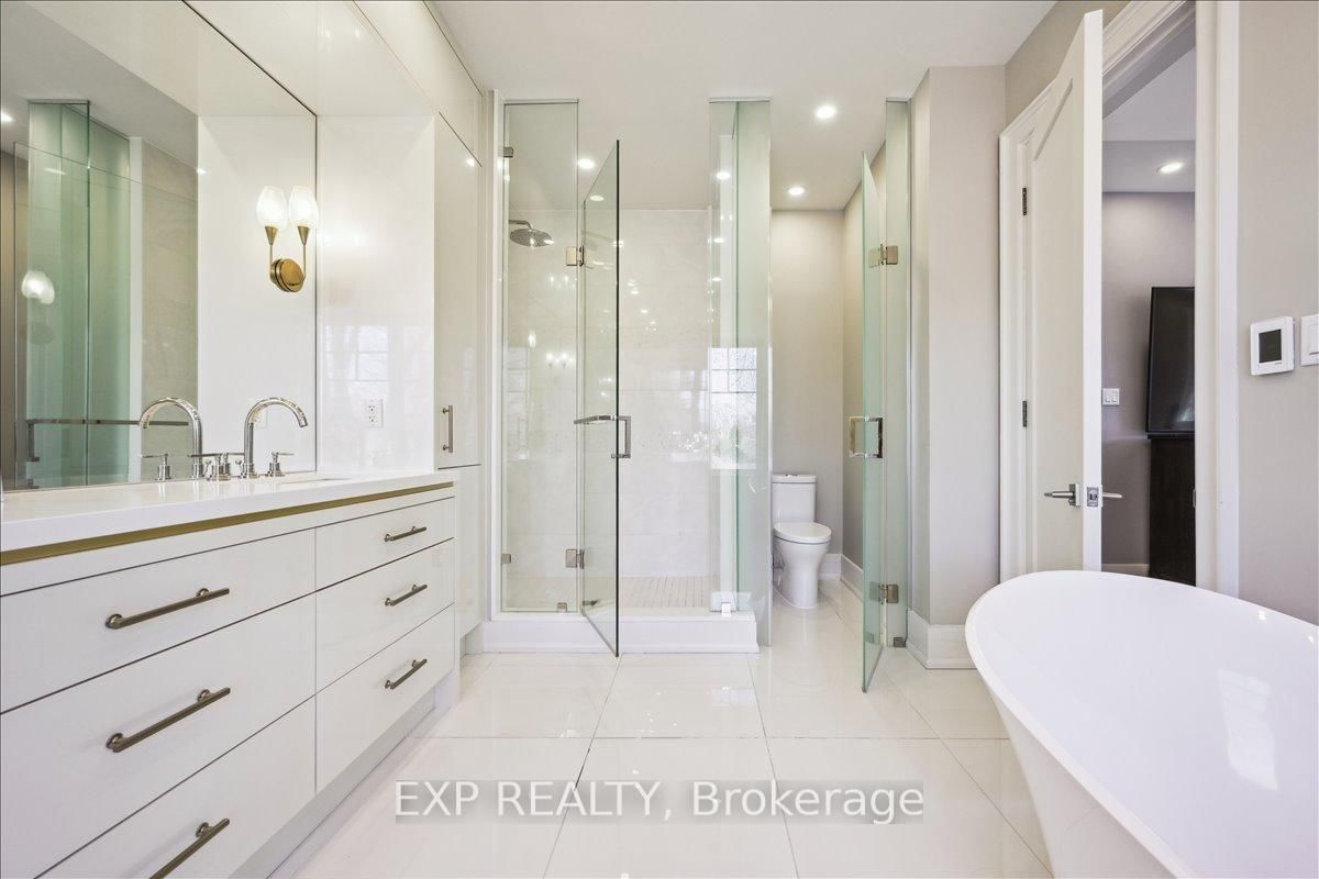 Detached House for sale at 528 Wellington Crescent, Oakville, Ontario, L6L 4X5 - West - MLS: W12796538