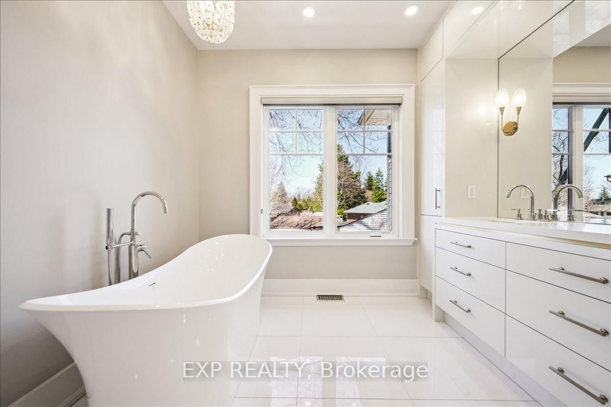 Detached House for sale at 528 Wellington Crescent, Oakville, Ontario, L6L 4X5 - West - MLS: W12796538