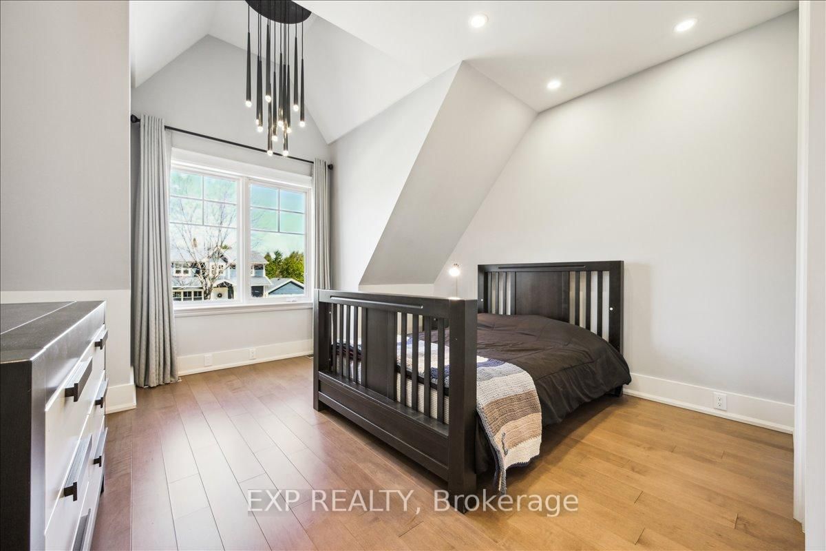 Detached House for sale at 528 Wellington Crescent, Oakville, Ontario, L6L 4X5 - West - MLS: W12796538