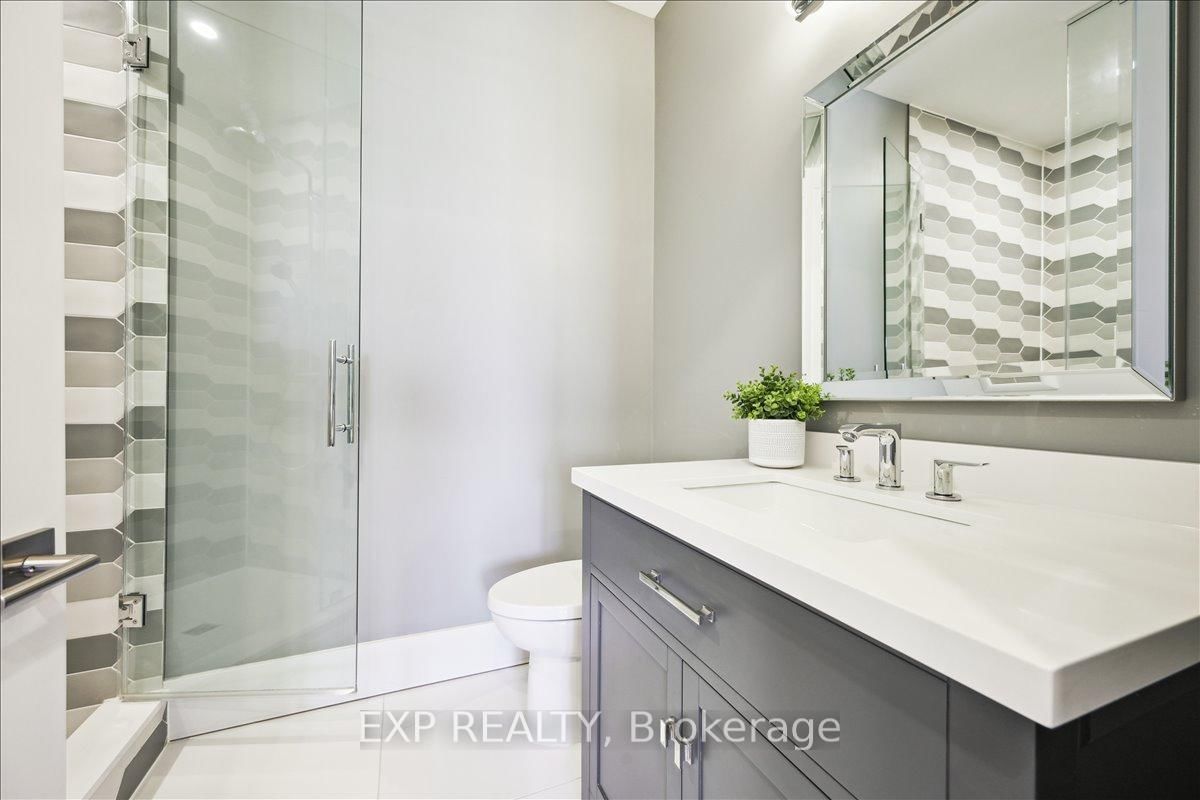 Detached House for sale at 528 Wellington Crescent, Oakville, Ontario, L6L 4X5 - West - MLS: W12796538