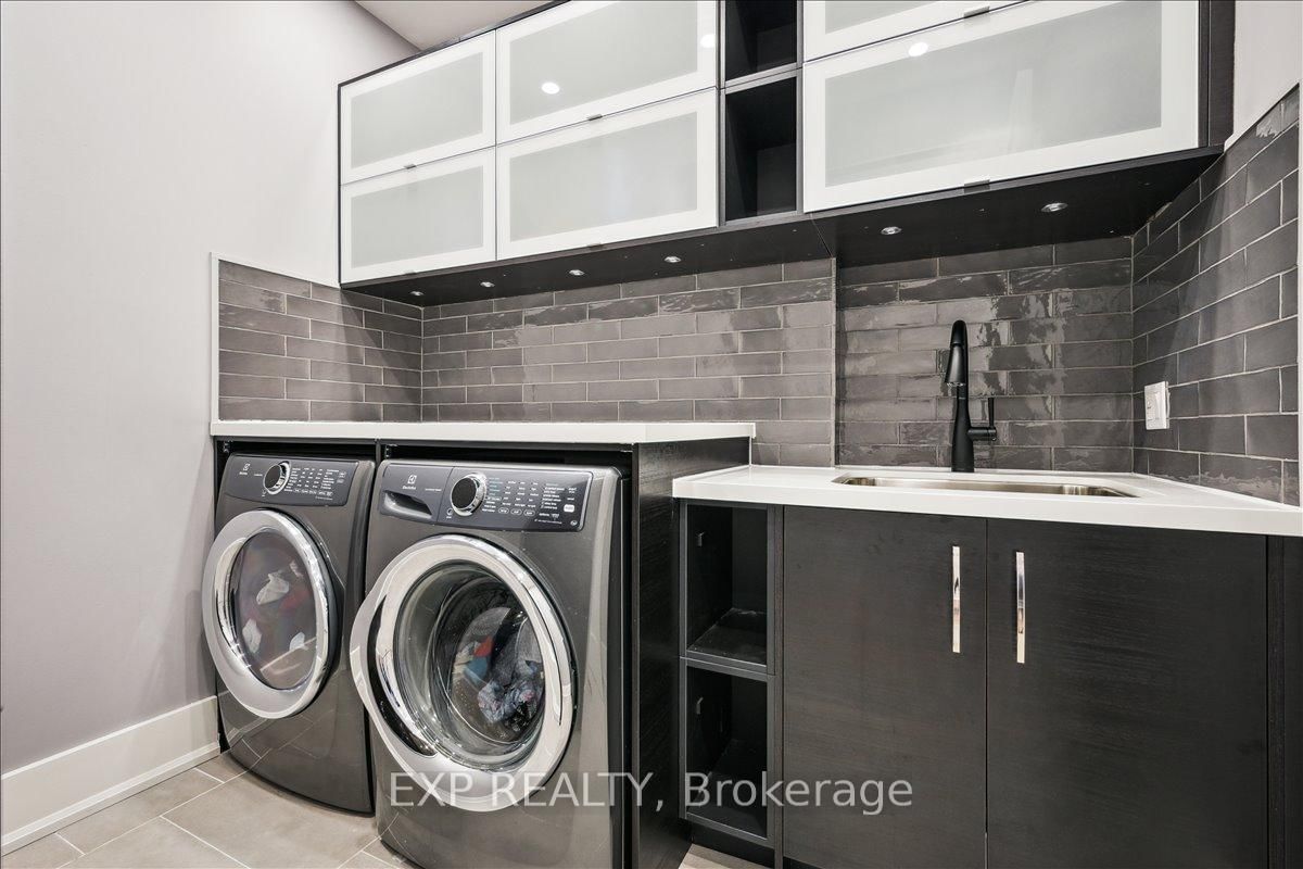 Detached House for sale at 528 Wellington Crescent, Oakville, Ontario, L6L 4X5 - West - MLS: W12796538