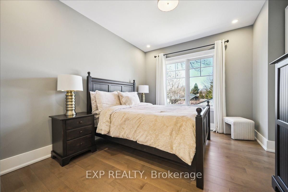 Detached House for sale at 528 Wellington Crescent, Oakville, Ontario, L6L 4X5 - West - MLS: W12796538