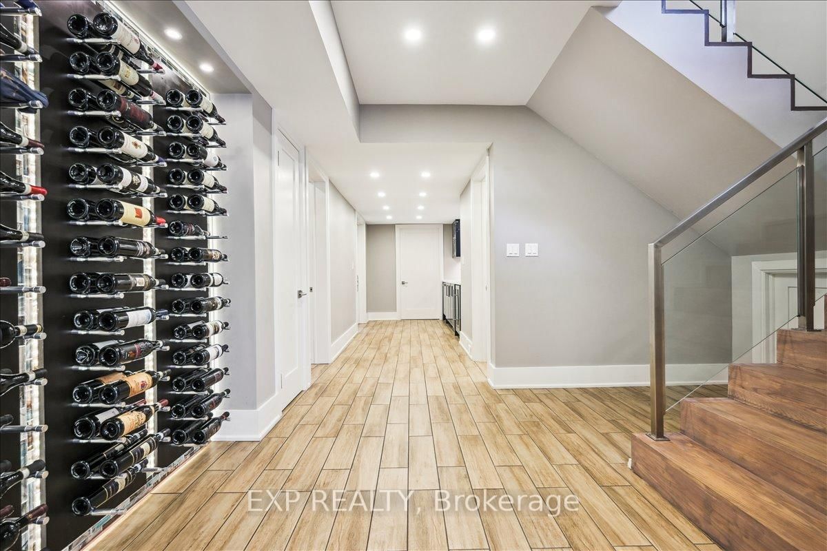 Detached House for sale at 528 Wellington Crescent, Oakville, Ontario, L6L 4X5 - West - MLS: W12796538