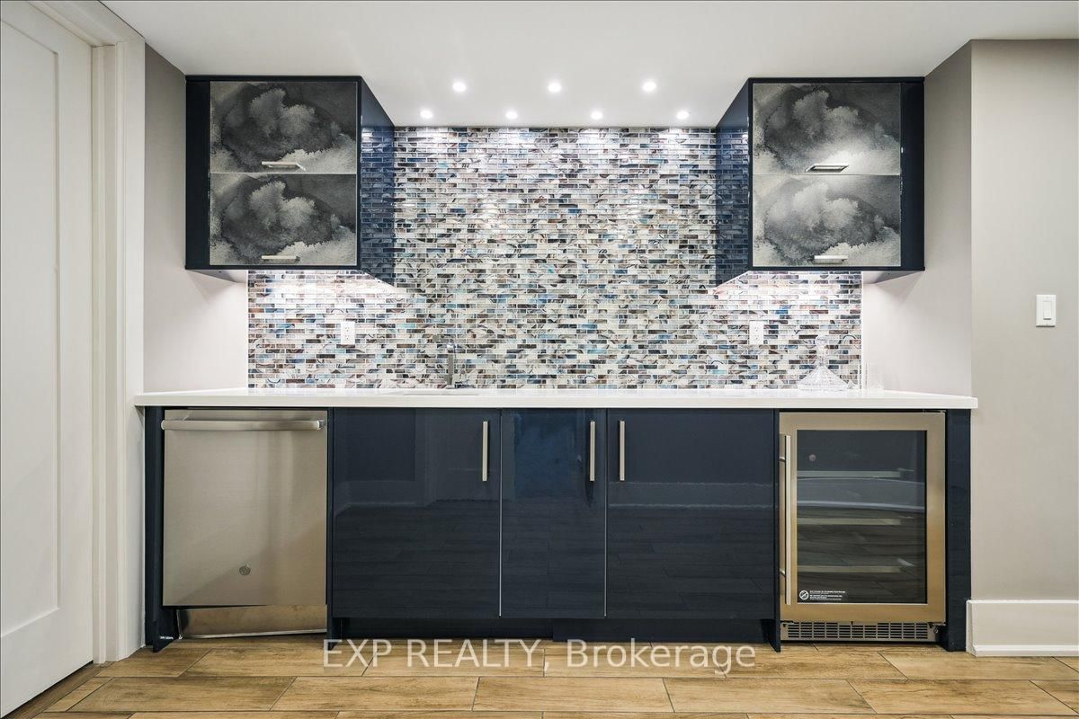 Detached House for sale at 528 Wellington Crescent, Oakville, Ontario, L6L 4X5 - West - MLS: W12796538