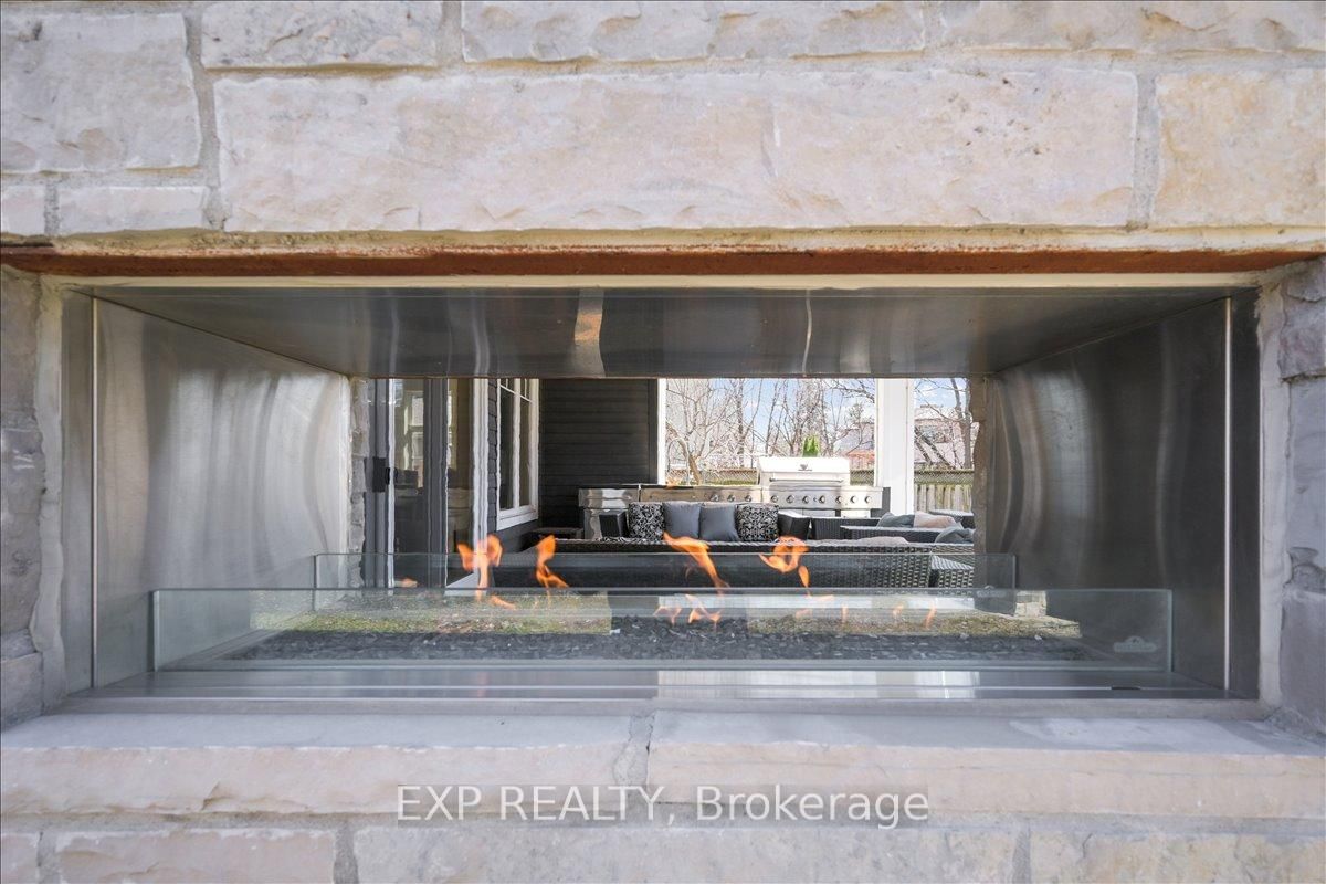 Detached House for sale at 528 Wellington Crescent, Oakville, Ontario, L6L 4X5 - West - MLS: W12796538