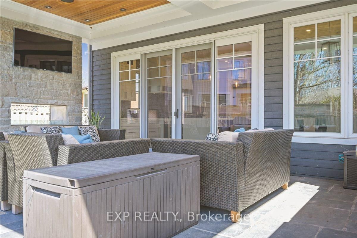 Detached House for sale at 528 Wellington Crescent, Oakville, Ontario, L6L 4X5 - West - MLS: W12796538