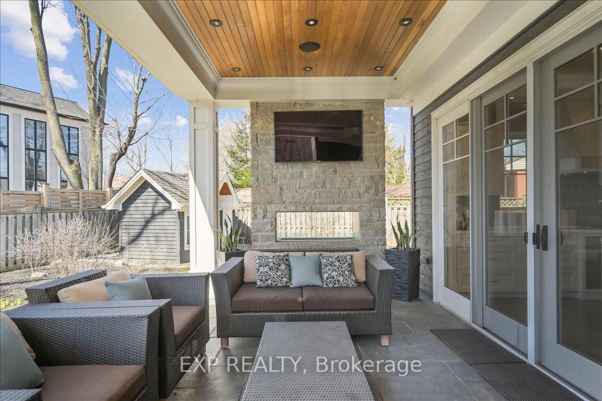 Detached House for sale at 528 Wellington Crescent, Oakville, Ontario, L6L 4X5 - West - MLS: W12796538