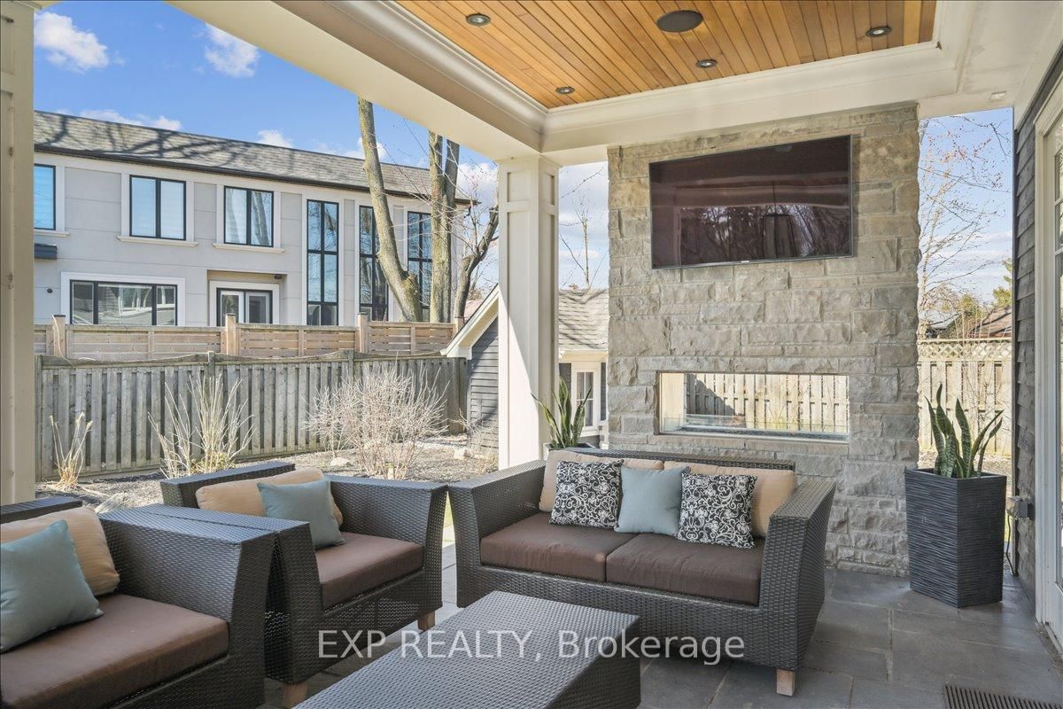 Detached House for sale at 528 Wellington Crescent, Oakville, Ontario, L6L 4X5 - West - MLS: W12796538