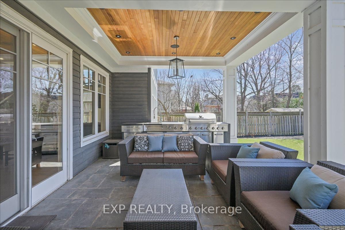 Detached House for sale at 528 Wellington Crescent, Oakville, Ontario, L6L 4X5 - West - MLS: W12796538