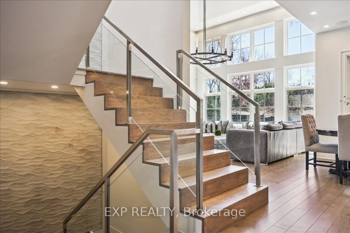 Detached House for sale at 528 Wellington Crescent, Oakville, Ontario, L6L 4X5 - West - MLS: W12796538