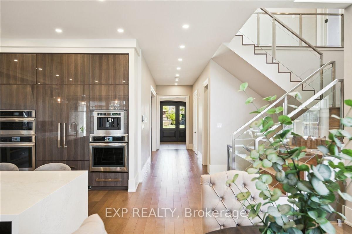 Detached House for sale at 528 Wellington Crescent, Oakville, Ontario, L6L 4X5 - West - MLS: W12796538