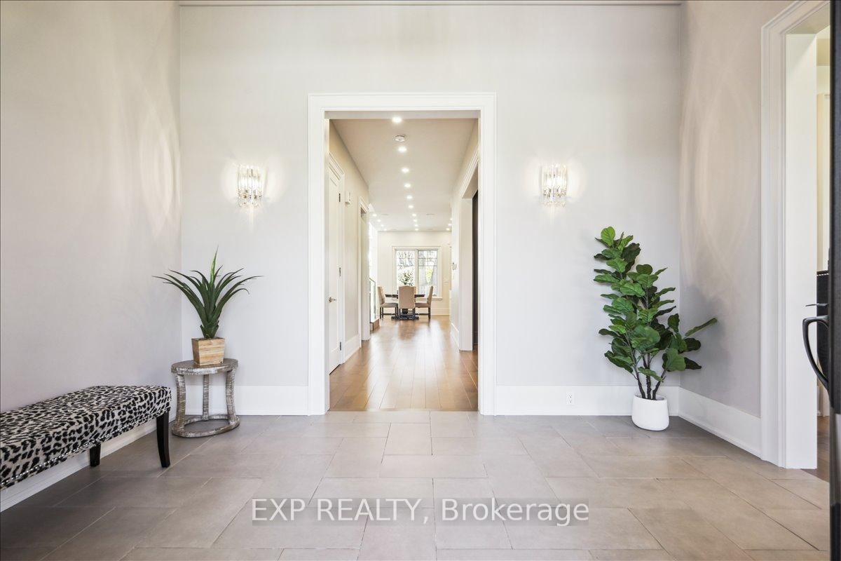 Detached House for sale at 528 Wellington Crescent, Oakville, Ontario, L6L 4X5 - West - MLS: W12796538