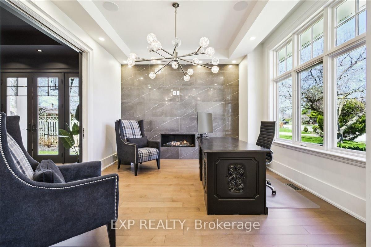 Detached House for sale at 528 Wellington Crescent, Oakville, Ontario, L6L 4X5 - West - MLS: W12796538