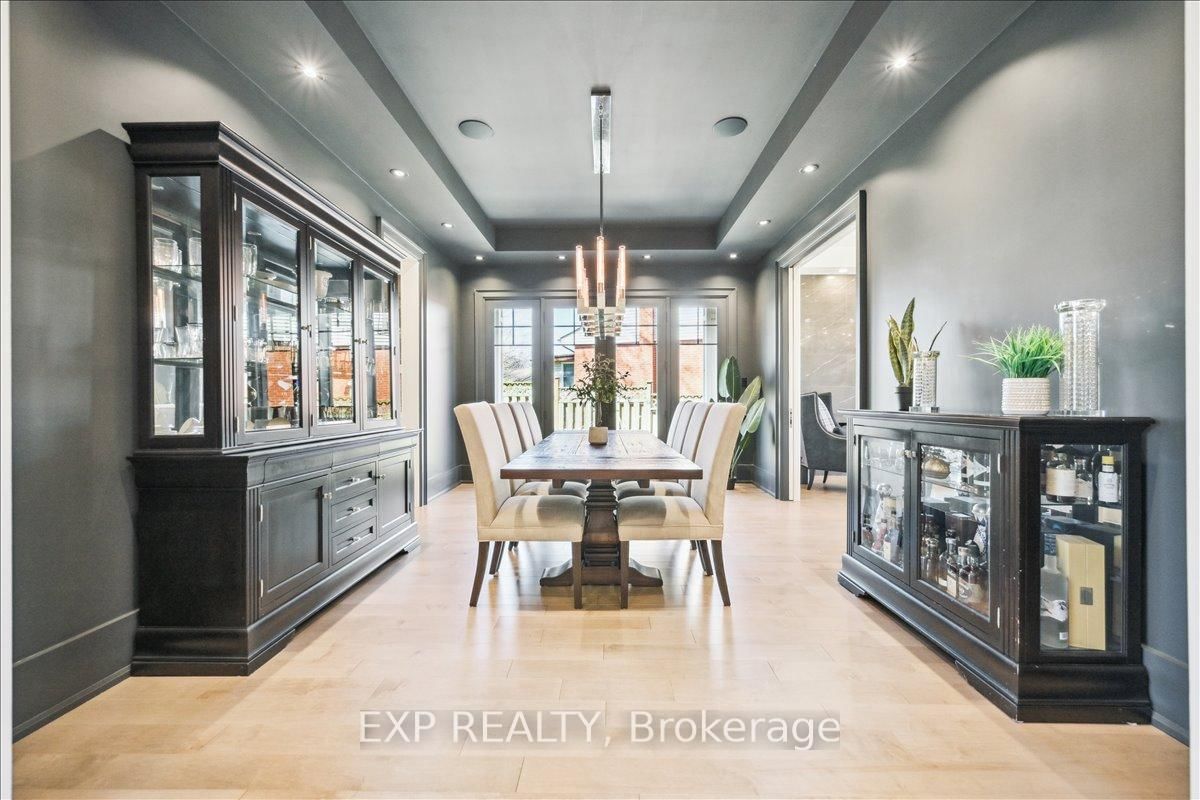 Detached House for sale at 528 Wellington Crescent, Oakville, Ontario, L6L 4X5 - West - MLS: W12796538