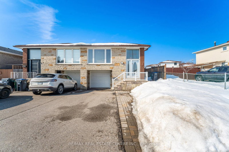3392 Homark Dr, Mississauga, L4Y 2K7 | Image 2
