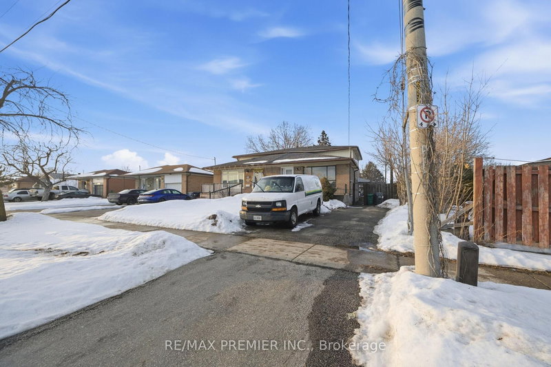 3783 Morning Star Dr, Mississauga, L4T 1Y6 | Image 2