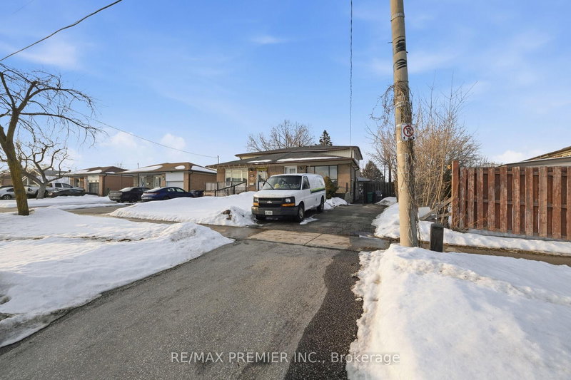 3783 Morning Star Dr, Mississauga, L4T 1Y6 | Image 3