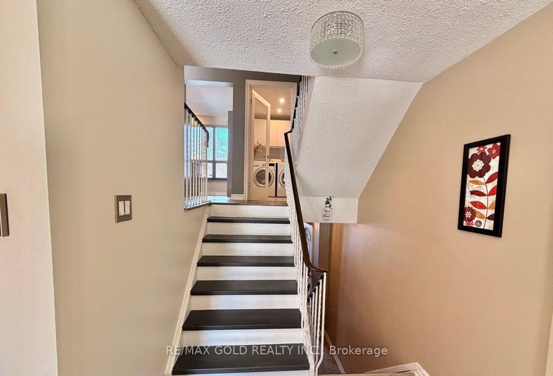 26 - 7707 Darcel Ave, Mississauga, L4T 3W9 | Image 2