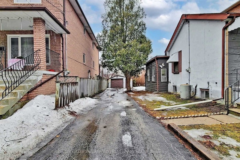 38 Hilldale Rd, Toronto, M6N 3Y2 | Image 2