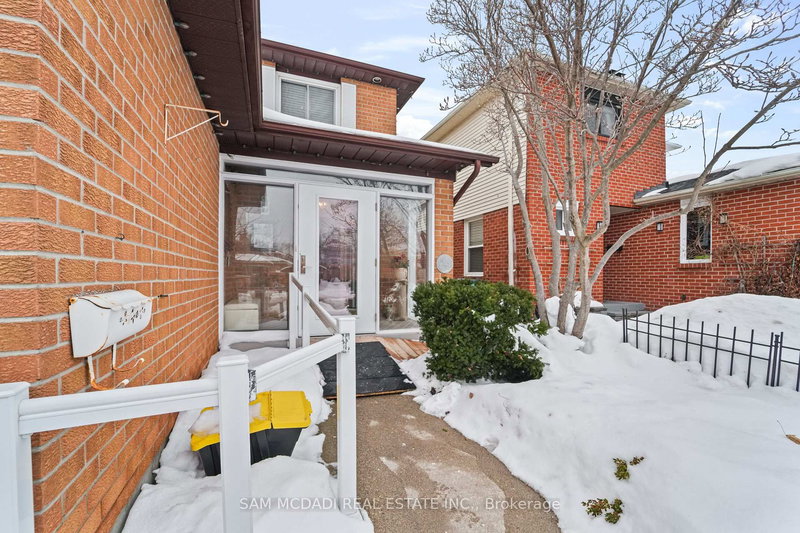 1004 Queensbridge Dr, Mississauga, L5C 3R1 | Image 2