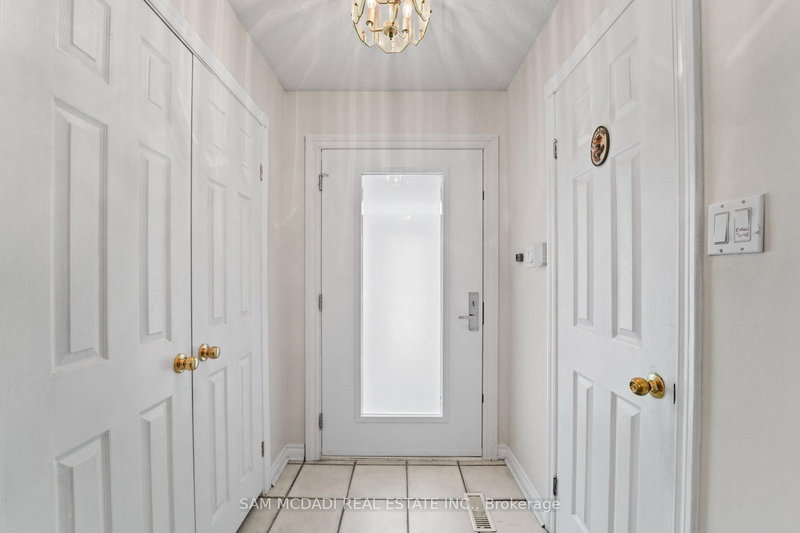 1004 Queensbridge Dr, Mississauga, L5C 3R1 | Image 3