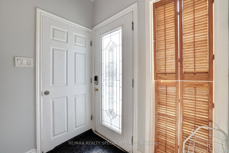 1545 Oran Crt, Mississauga, L5N 1L4 | Image 3