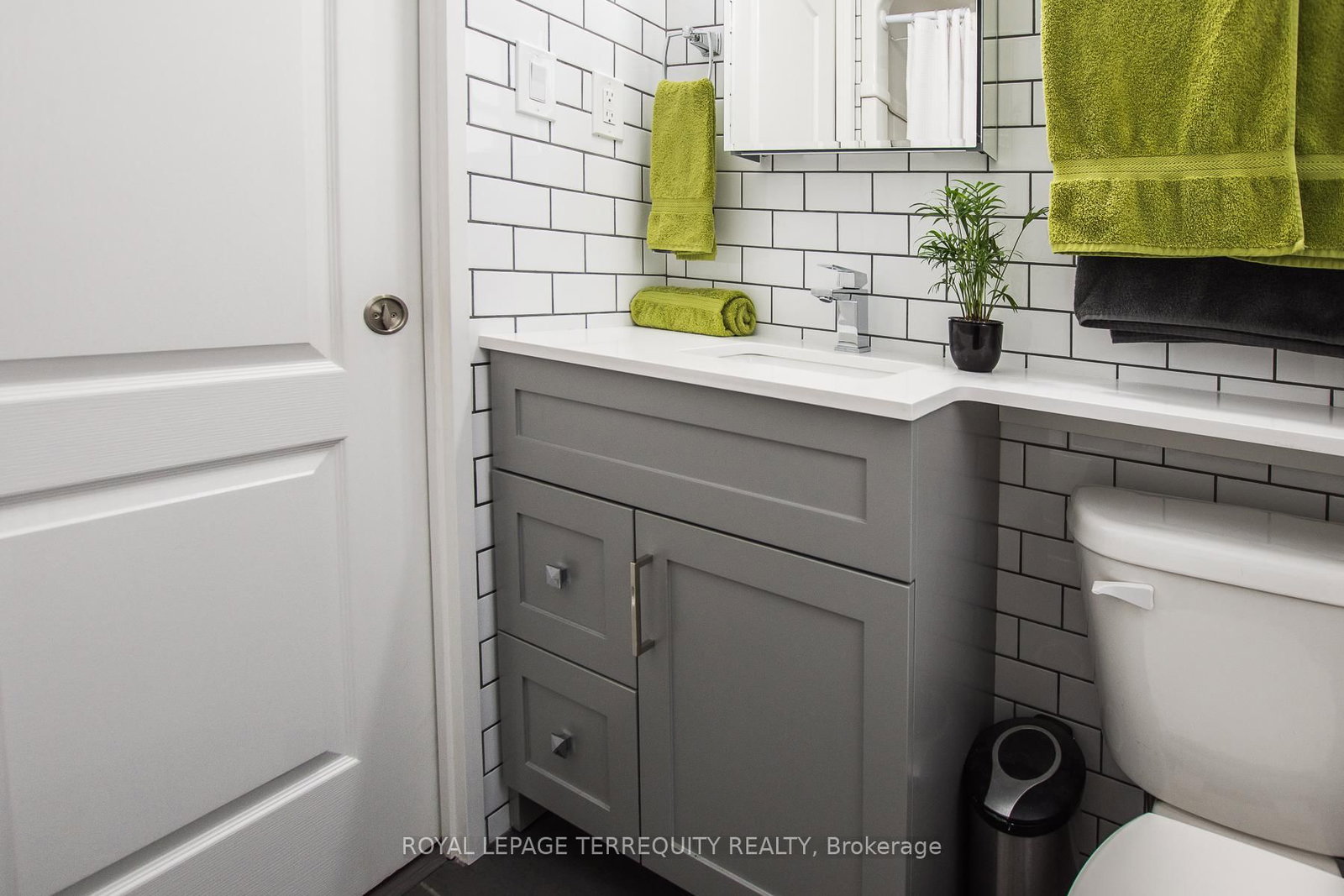 Detached House for sale at 5 Acorn Avenue, Toronto, Ontario, M9B 3P7 - Islington-City Centre West - MLS: W12800808