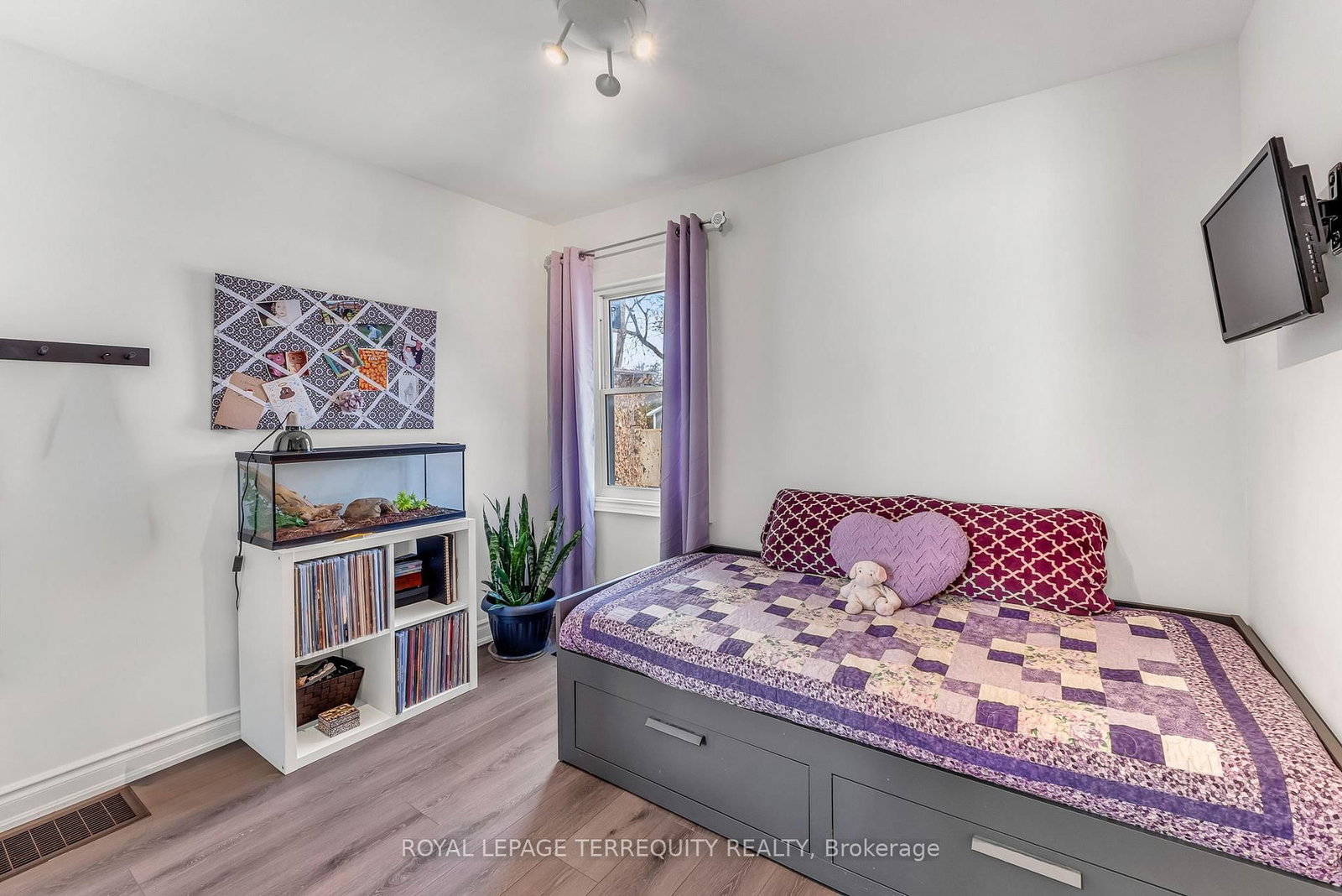 Detached House for sale at 5 Acorn Avenue, Toronto, Ontario, M9B 3P7 - Islington-City Centre West - MLS: W12800808