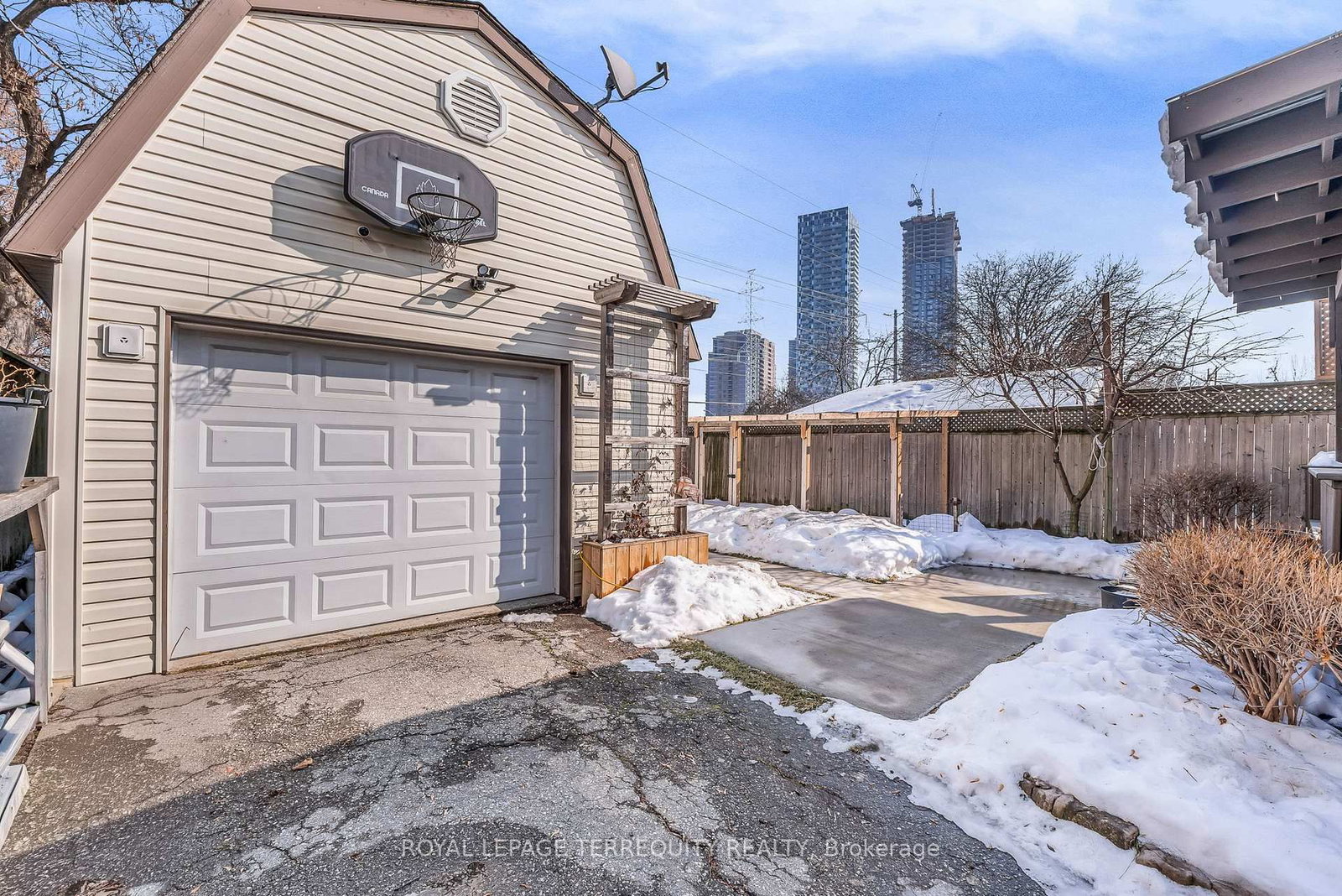 Detached House for sale at 5 Acorn Avenue, Toronto, Ontario, M9B 3P7 - Islington-City Centre West - MLS: W12800808