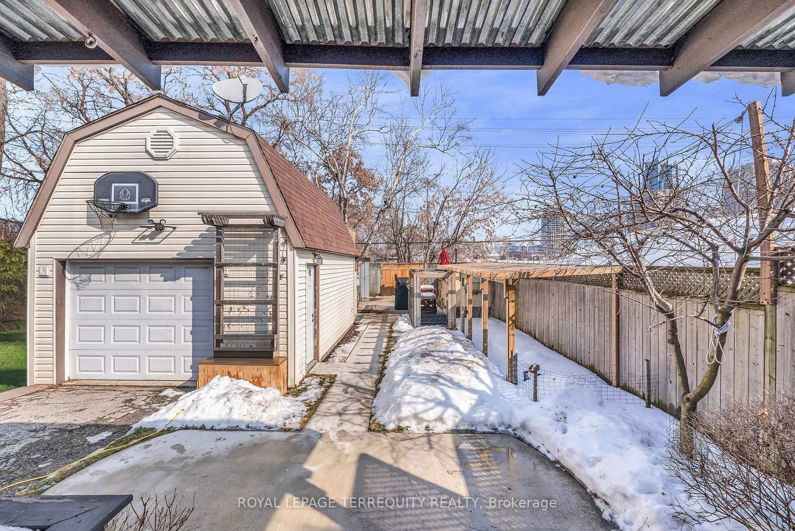 Detached House for sale at 5 Acorn Avenue, Toronto, Ontario, M9B 3P7 - Islington-City Centre West - MLS: W12800808