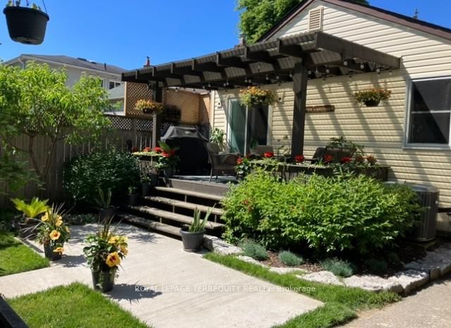 Detached House for sale at 5 Acorn Avenue, Toronto, Ontario, M9B 3P7 - Islington-City Centre West - MLS: W12800808