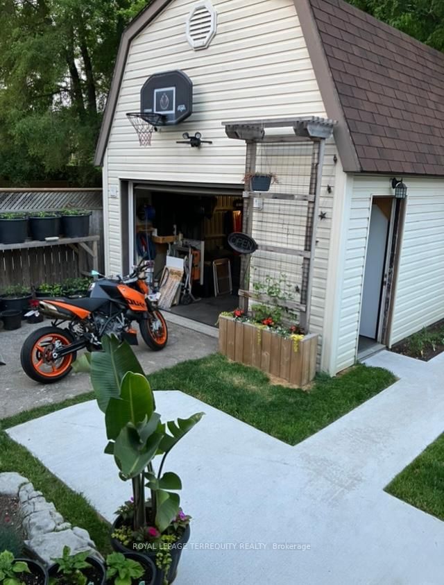 Detached House for sale at 5 Acorn Avenue, Toronto, Ontario, M9B 3P7 - Islington-City Centre West - MLS: W12800808