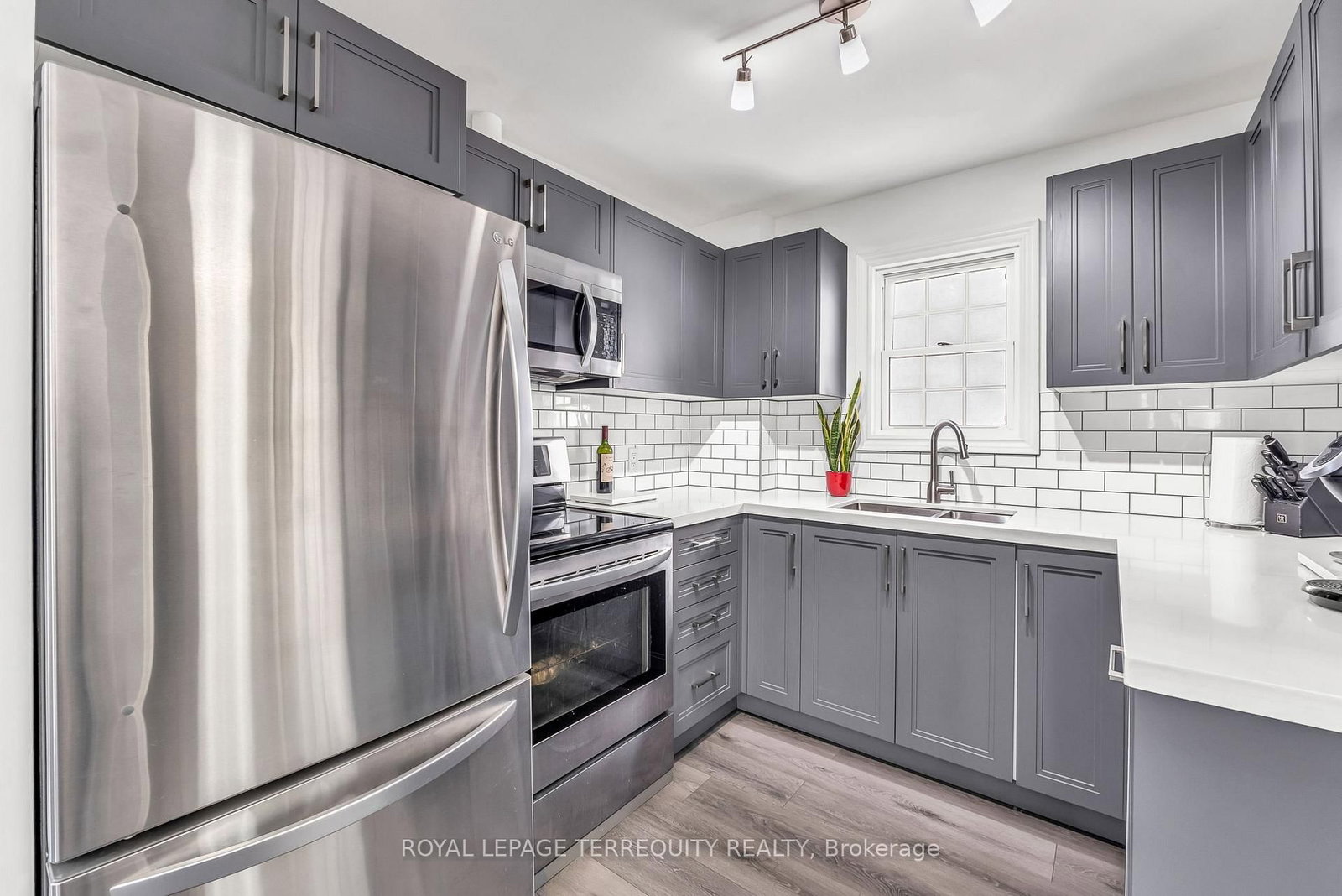 Detached House for sale at 5 Acorn Avenue, Toronto, Ontario, M9B 3P7 - Islington-City Centre West - MLS: W12800808