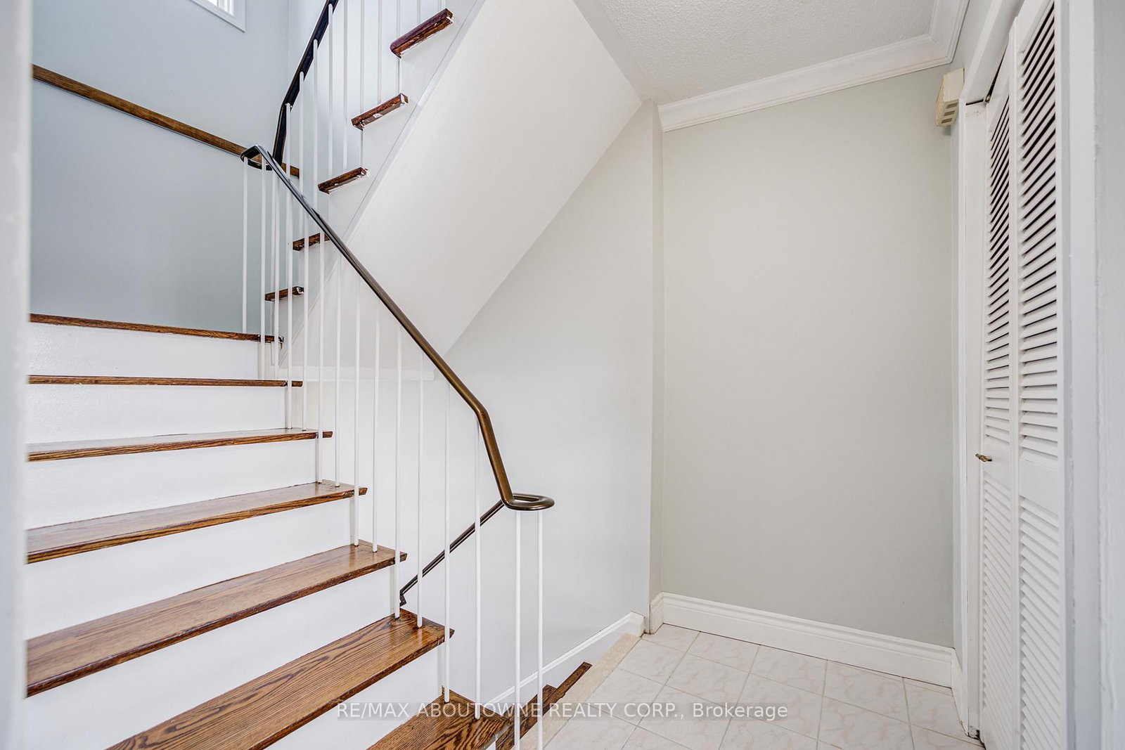 Townhouse sold at 100 Oakdale Drive, Oakville, Ontario, L6H 1J3 - College Park - MLS: W12801364