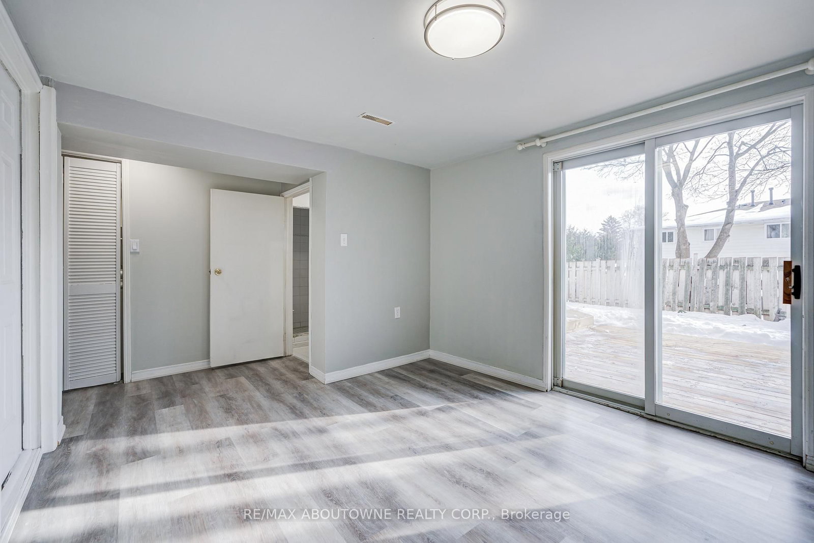 Townhouse sold at 100 Oakdale Drive, Oakville, Ontario, L6H 1J3 - College Park - MLS: W12801364