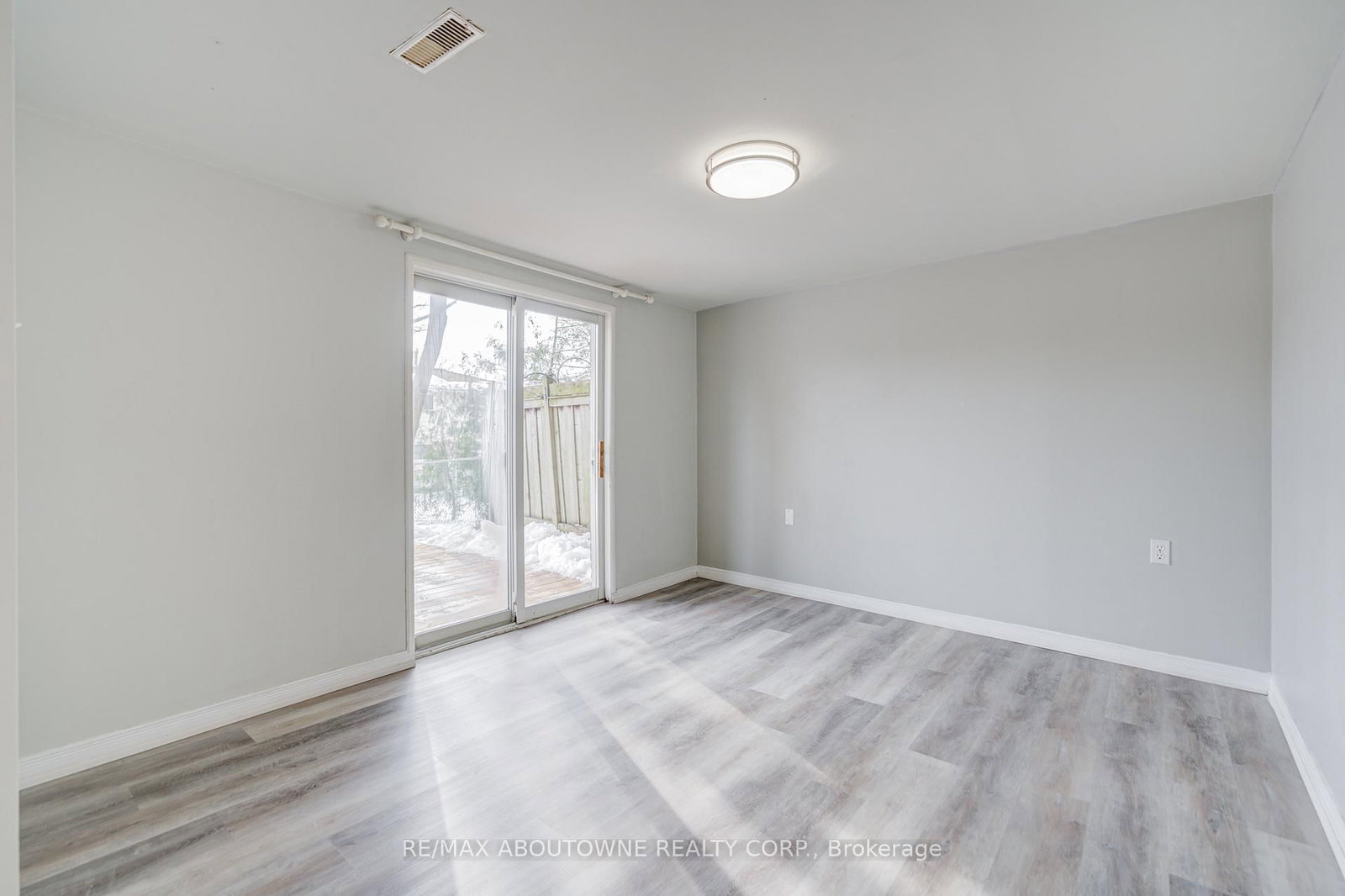 Townhouse sold at 100 Oakdale Drive, Oakville, Ontario, L6H 1J3 - College Park - MLS: W12801364