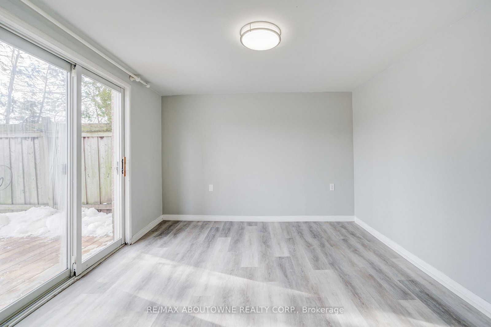 Townhouse sold at 100 Oakdale Drive, Oakville, Ontario, L6H 1J3 - College Park - MLS: W12801364