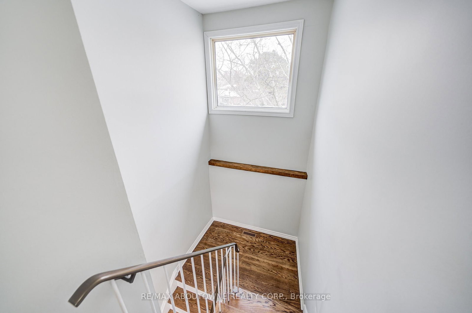 Townhouse sold at 100 Oakdale Drive, Oakville, Ontario, L6H 1J3 - College Park - MLS: W12801364