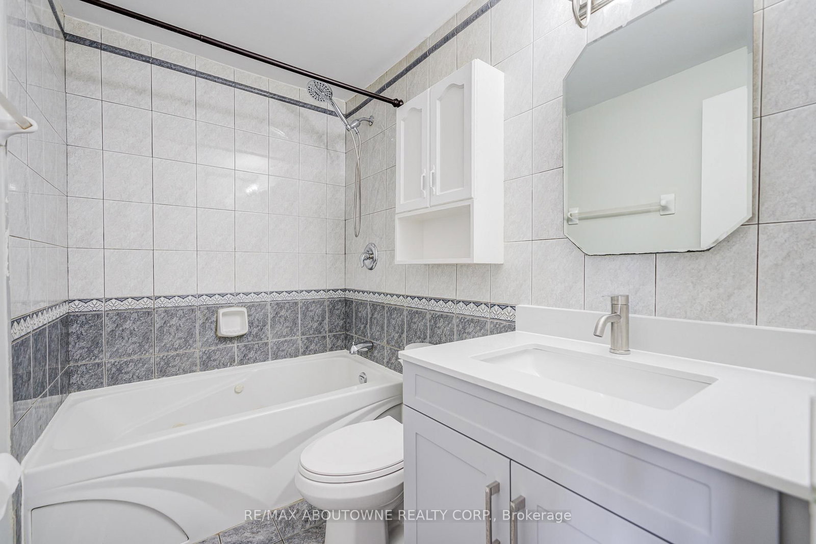 Townhouse sold at 100 Oakdale Drive, Oakville, Ontario, L6H 1J3 - College Park - MLS: W12801364