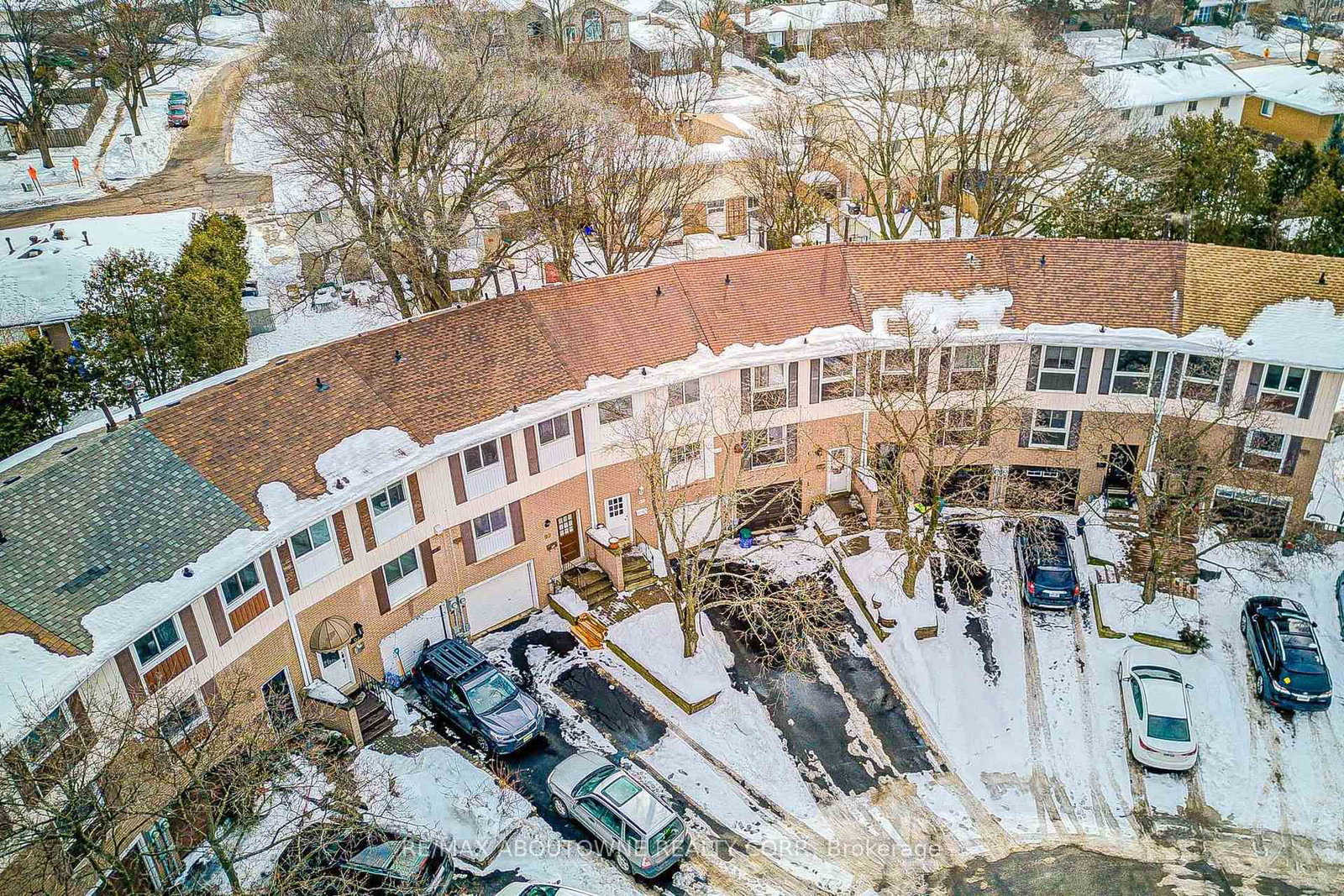 Townhouse sold at 100 Oakdale Drive, Oakville, Ontario, L6H 1J3 - College Park - MLS: W12801364