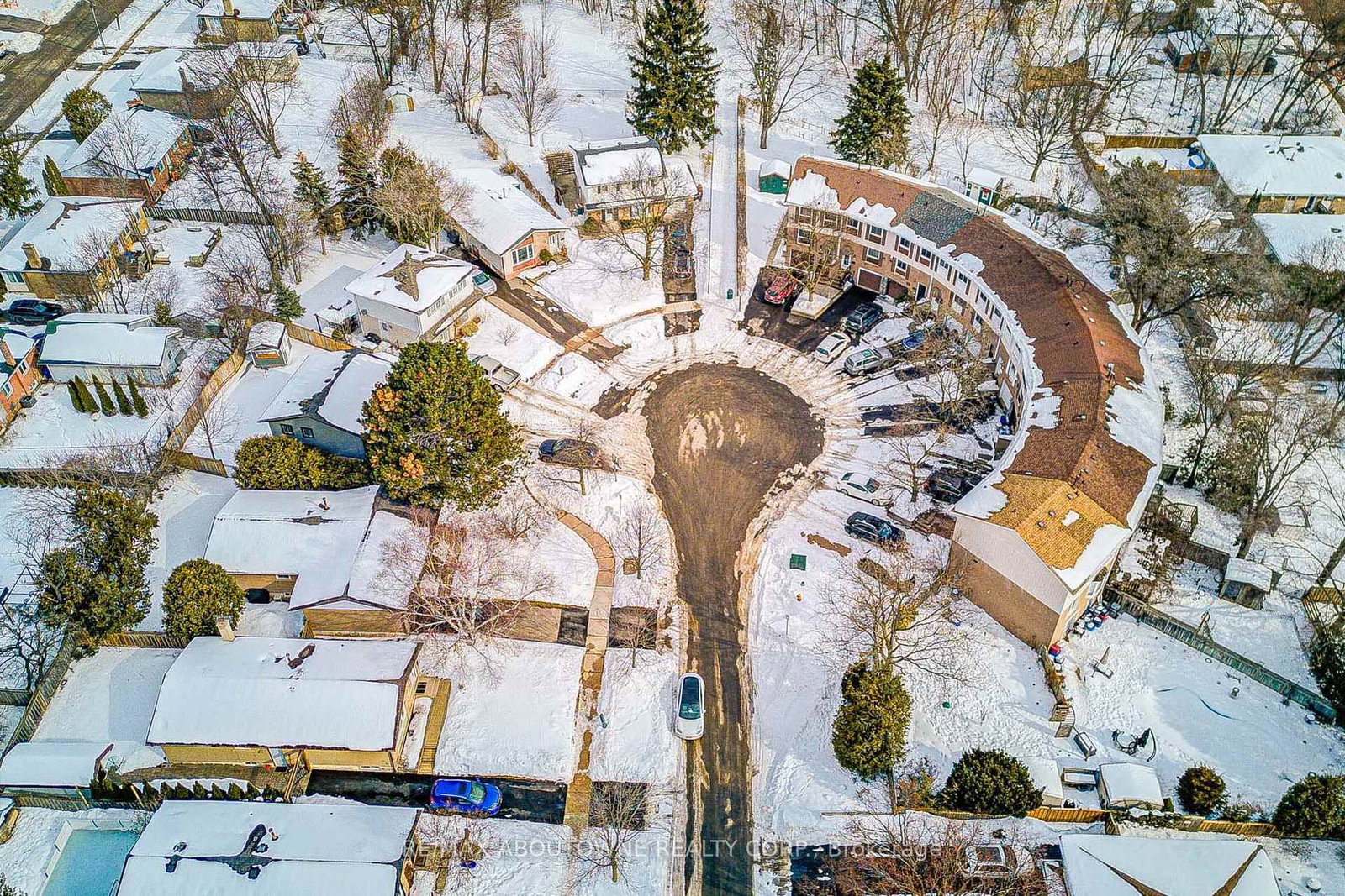 Townhouse sold at 100 Oakdale Drive, Oakville, Ontario, L6H 1J3 - College Park - MLS: W12801364