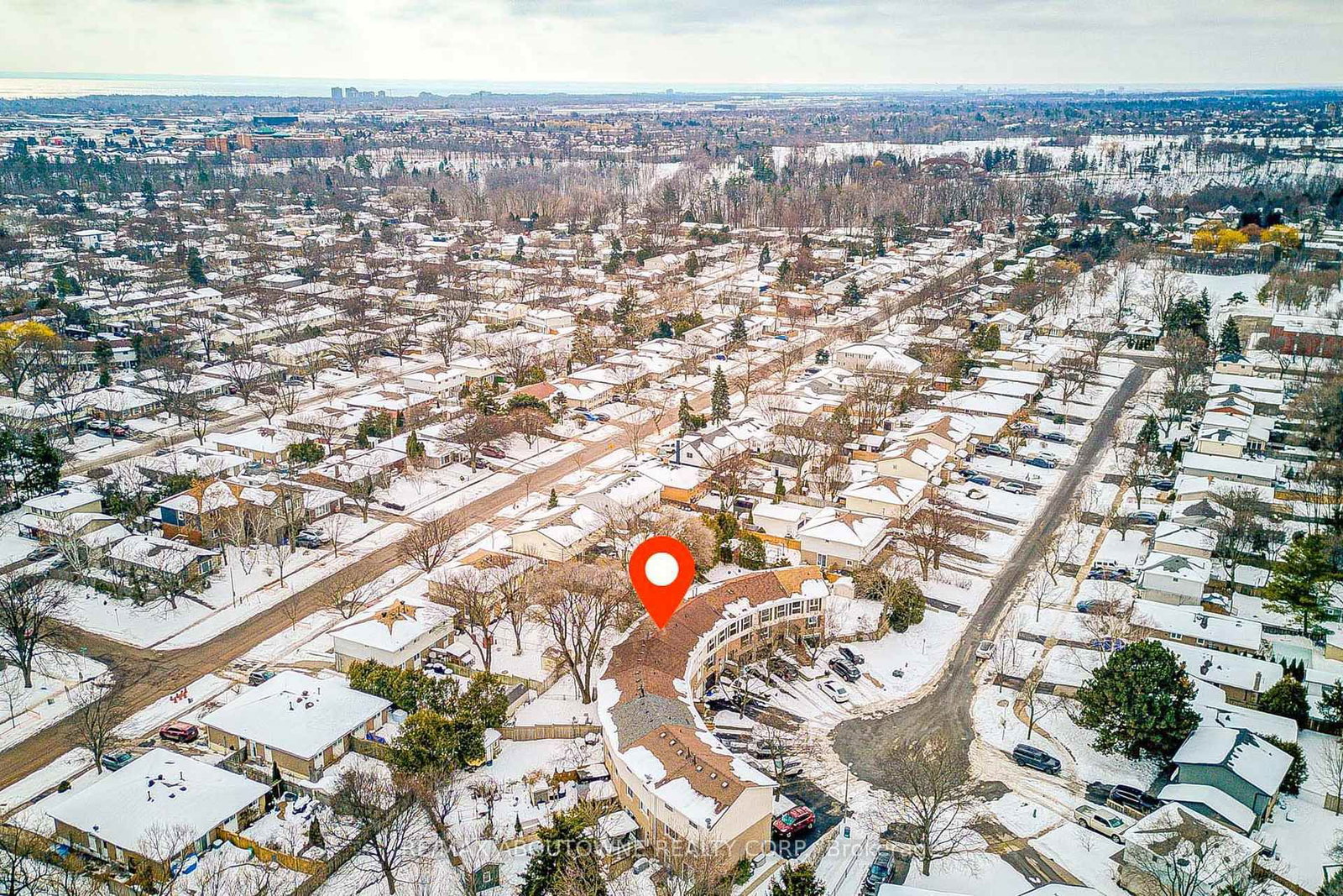 Townhouse sold at 100 Oakdale Drive, Oakville, Ontario, L6H 1J3 - College Park - MLS: W12801364