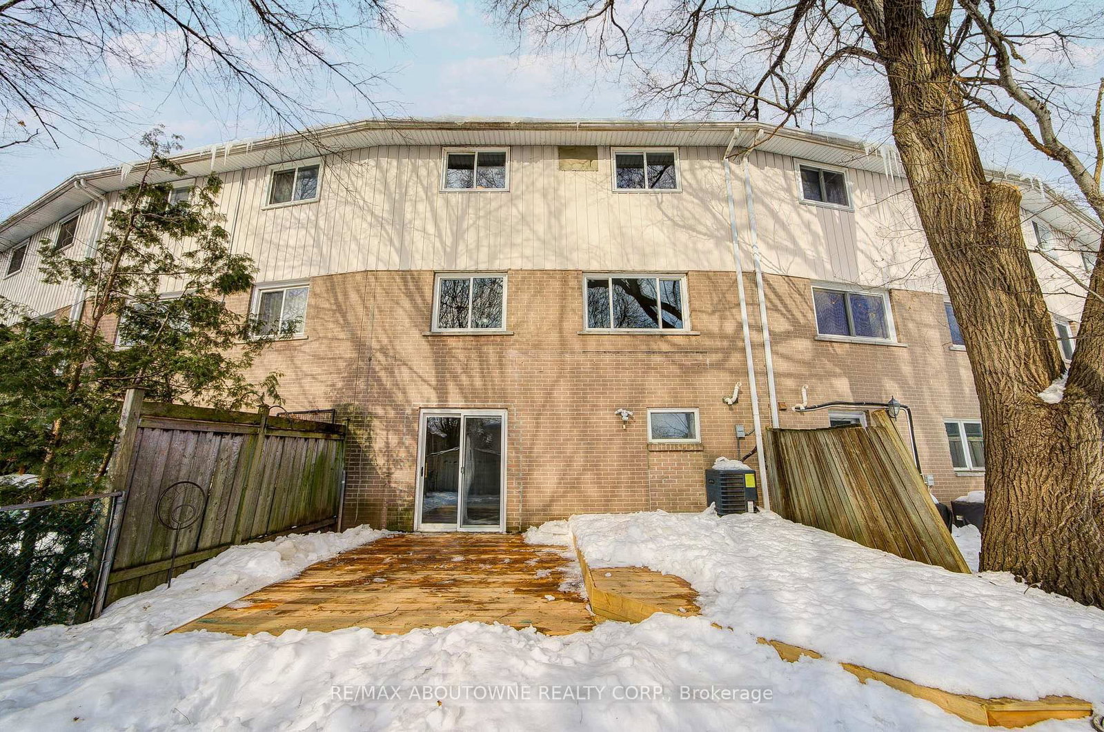 Townhouse sold at 100 Oakdale Drive, Oakville, Ontario, L6H 1J3 - College Park - MLS: W12801364