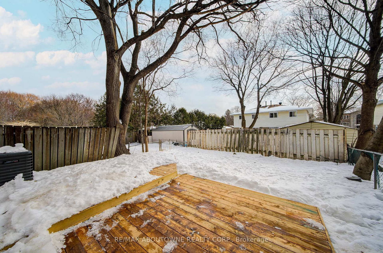 Townhouse sold at 100 Oakdale Drive, Oakville, Ontario, L6H 1J3 - College Park - MLS: W12801364