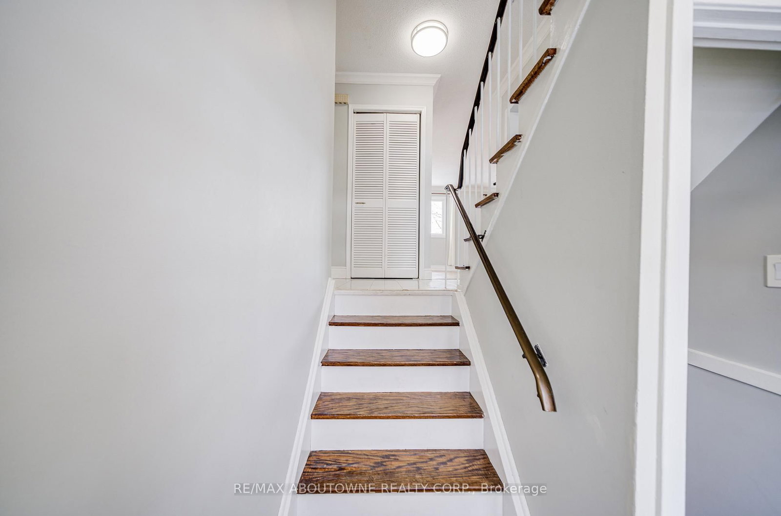 Townhouse sold at 100 Oakdale Drive, Oakville, Ontario, L6H 1J3 - College Park - MLS: W12801364