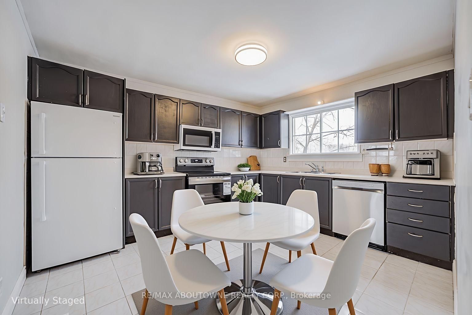 Townhouse sold at 100 Oakdale Drive, Oakville, Ontario, L6H 1J3 - College Park - MLS: W12801364