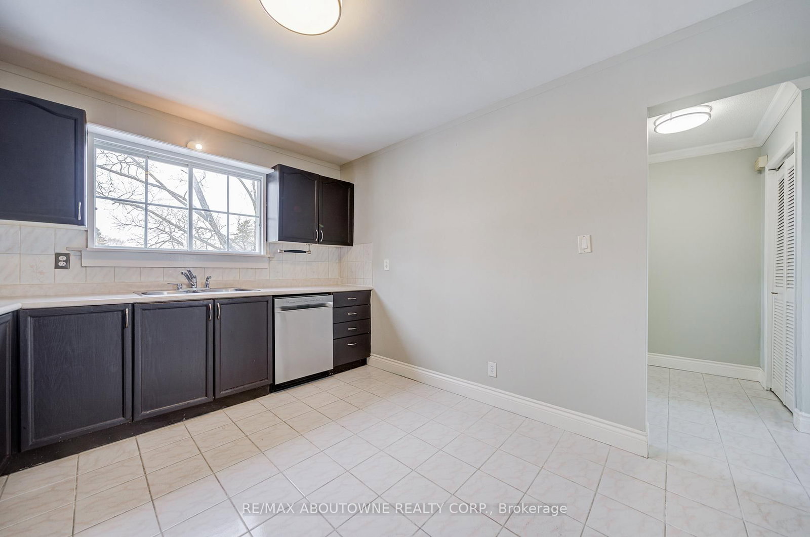 Townhouse sold at 100 Oakdale Drive, Oakville, Ontario, L6H 1J3 - College Park - MLS: W12801364