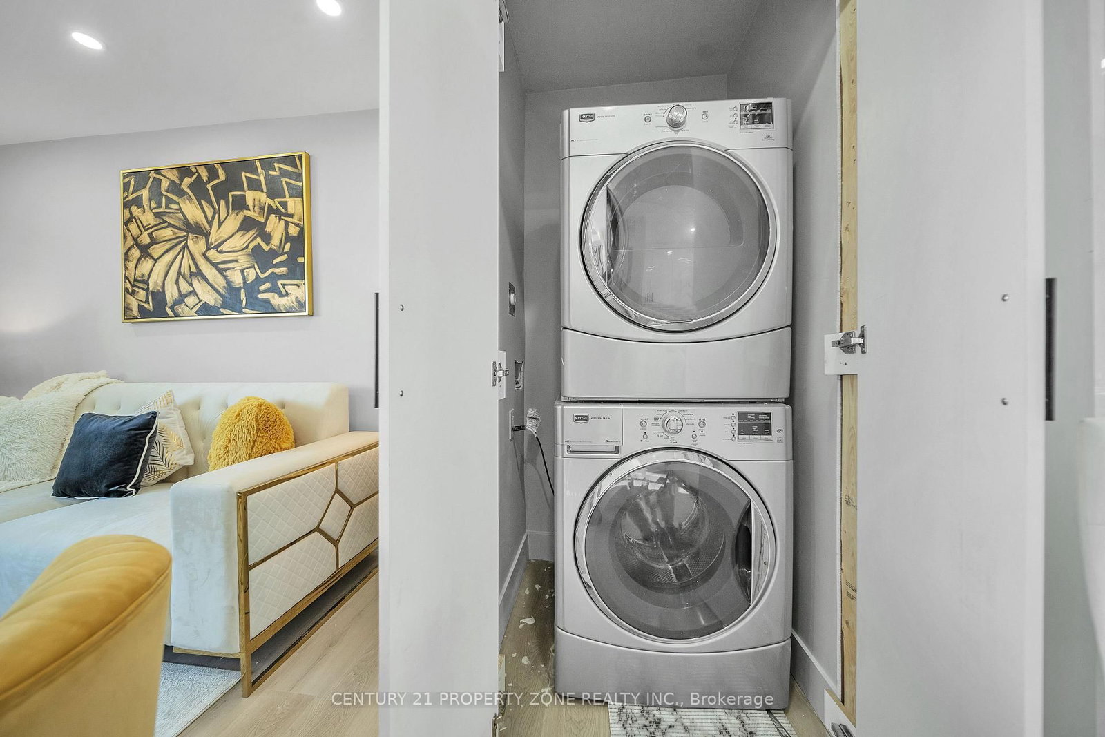 Detached House for sale at 102 Prince Charles Drive, Halton Hills, Ontario, L7G 3V6 - Georgetown - MLS: W12802224